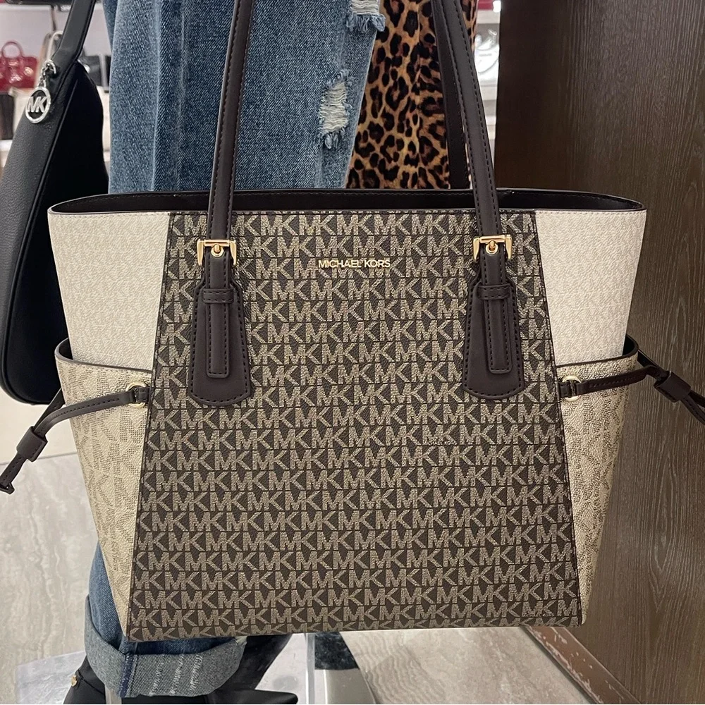 MICHAEL KORS Voyager Lg Color-Block Metallic Signature Logo EW Tote
Brown
NWT - Picture 1 of 16